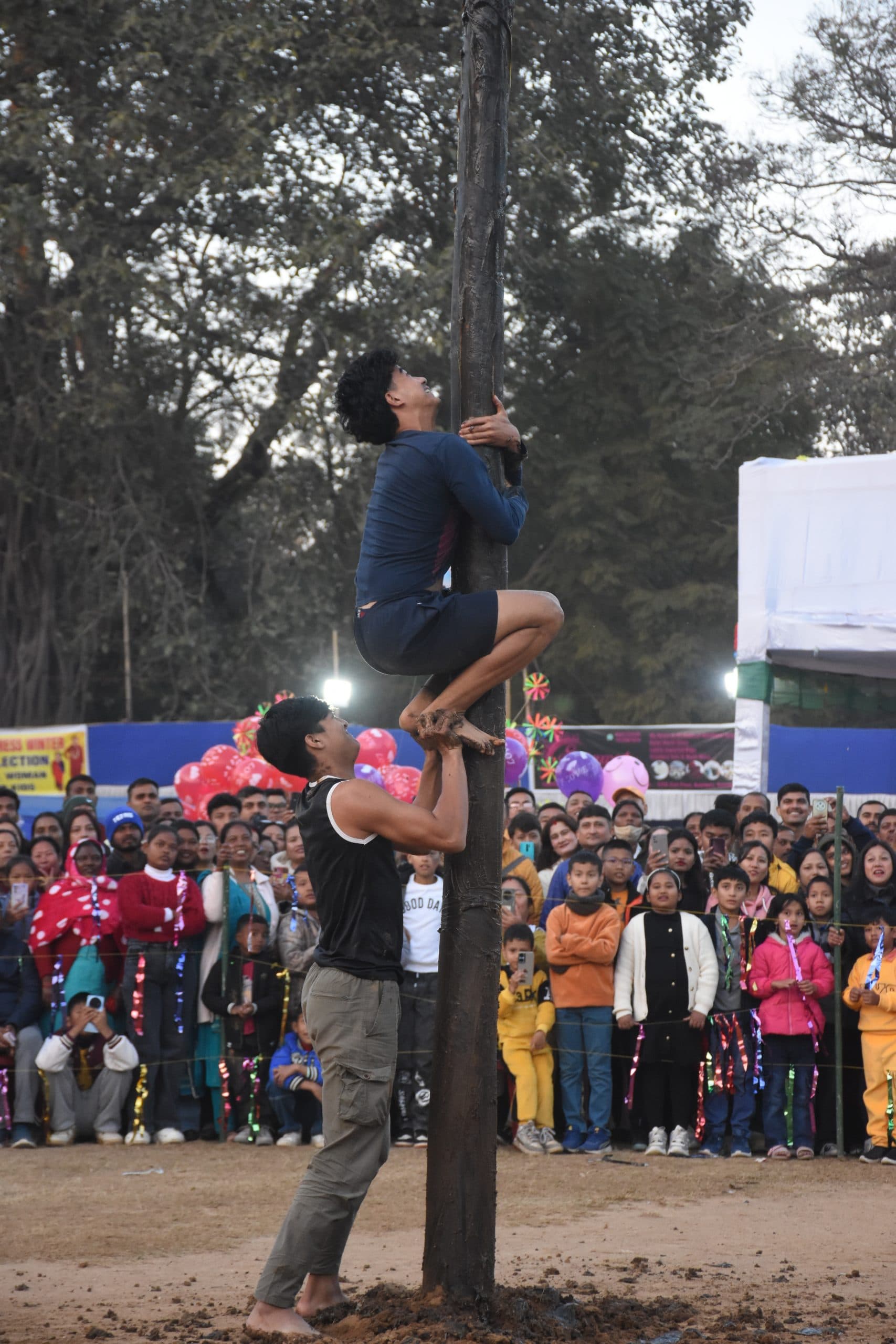 Ranchi News : आनंद मेला में ग्रीस लगे चिकने खंभे पर चढ़े प्रतिभागी, जीता पुरस्कार