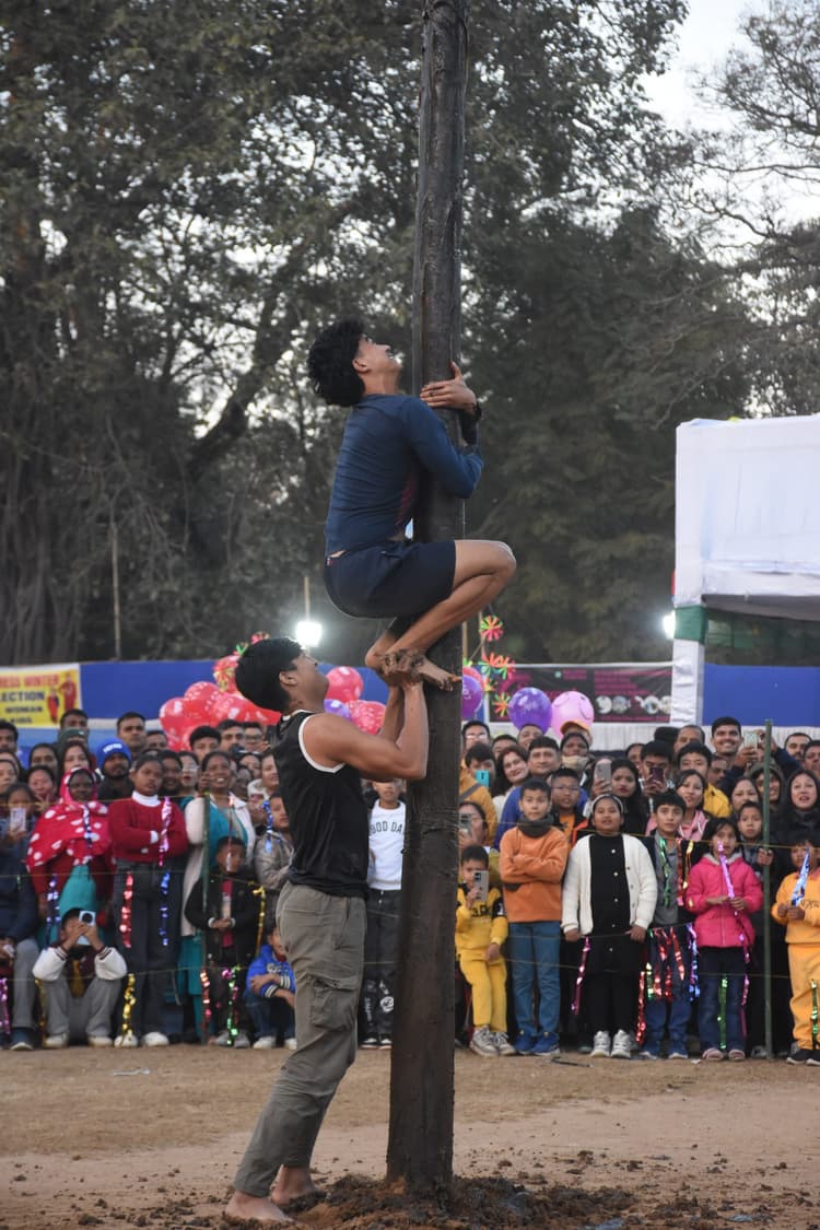 Ranchi News : आनंद मेला में ग्रीस लगे चिकने खंभे पर चढ़े प्रतिभागी, जीता पुरस्कार
