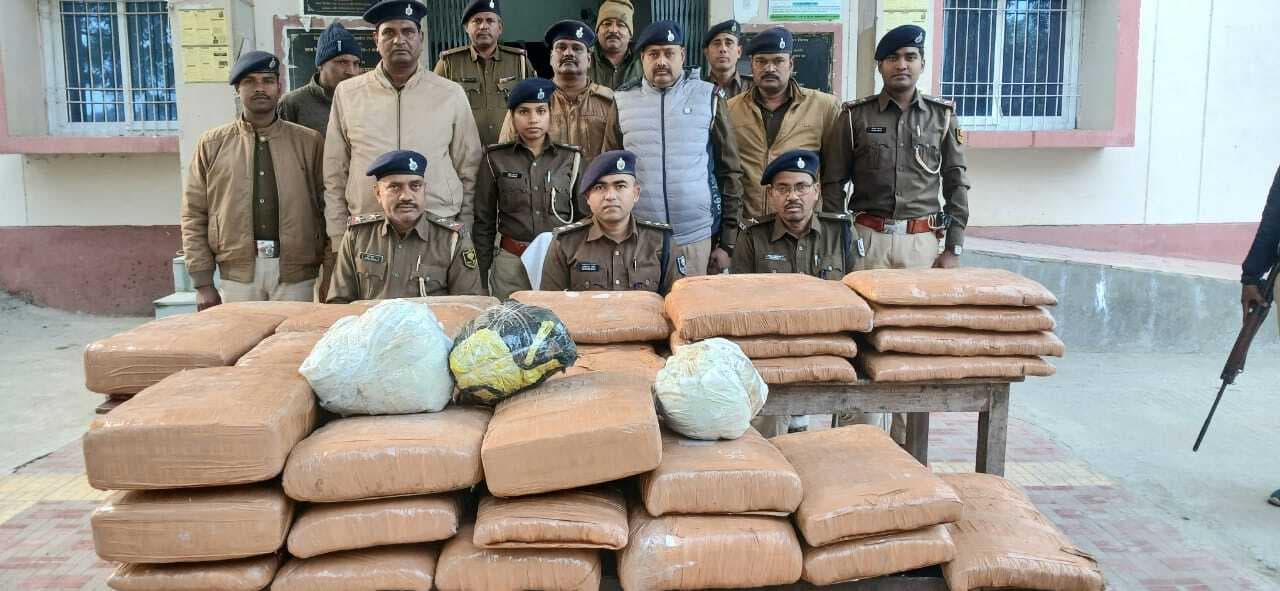 ट्रक से पांच लाख की सौ कार्टन शराब बरामद, तस्कर फरार