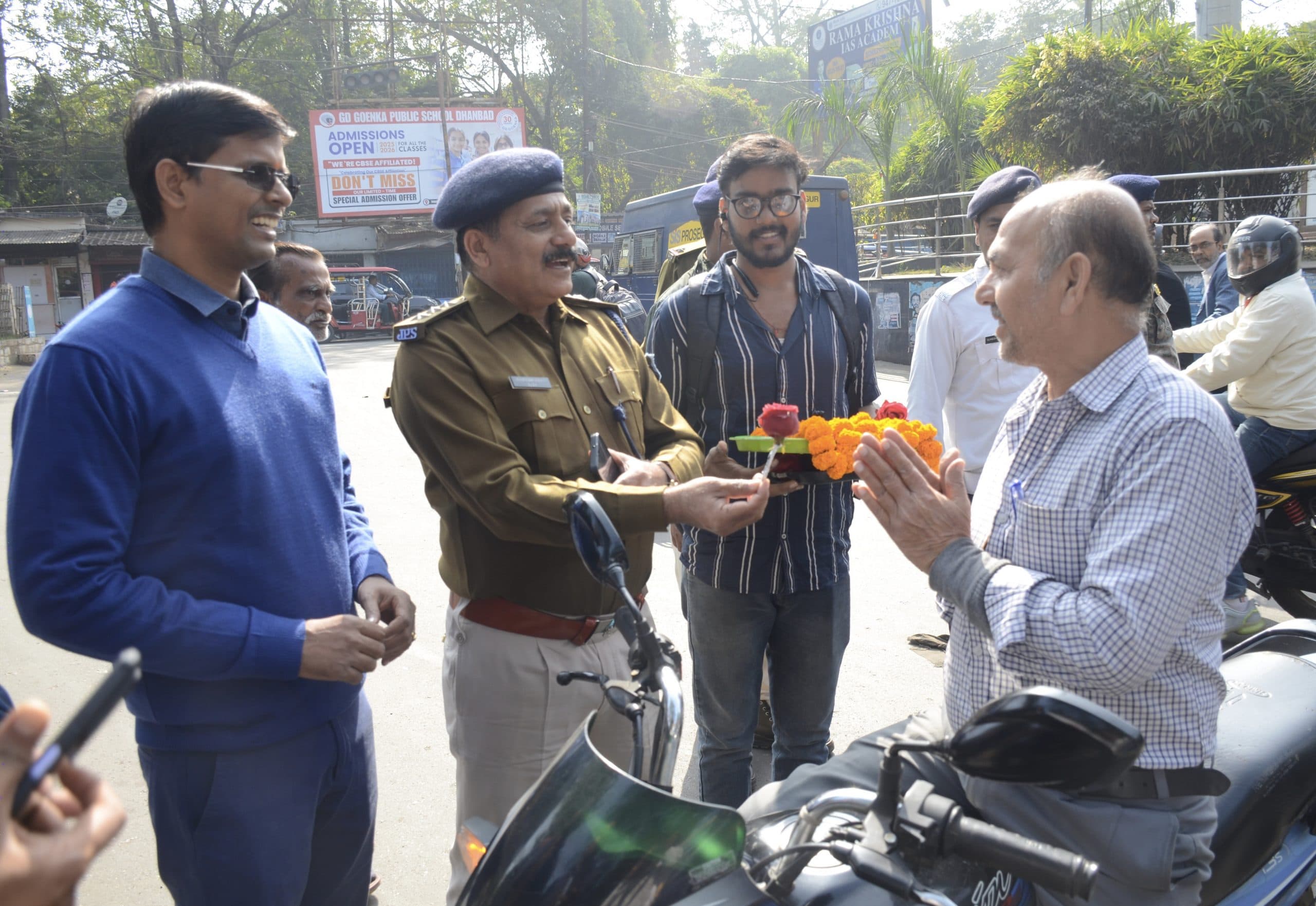 Dhanbad News : परिवहन विभाग ने चलाया ''रोज एट रोड'' अभियान