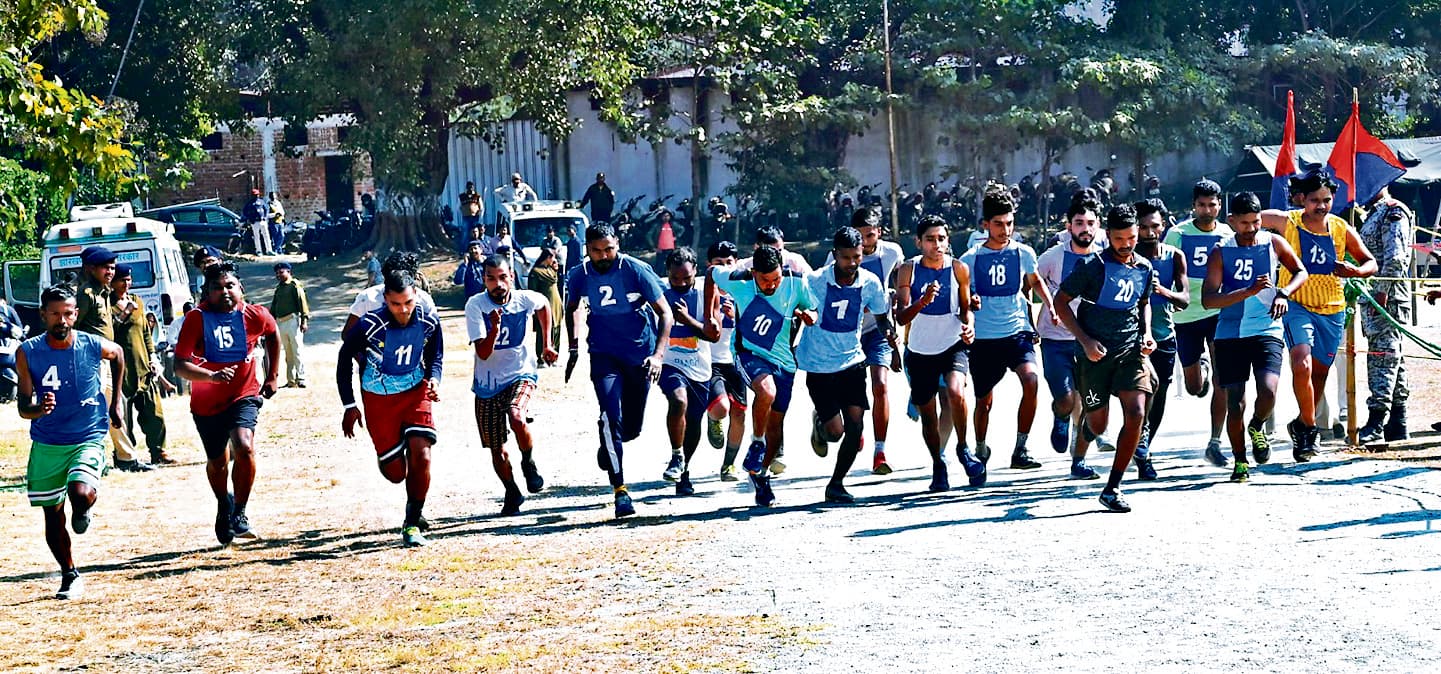 Jamshedpur News : चौकीदार बहाली : युवक से ज्यादा युवती फिट, 38 में 30 हुई सेलेक्ट, चार का उम्दा प्रदर्शन