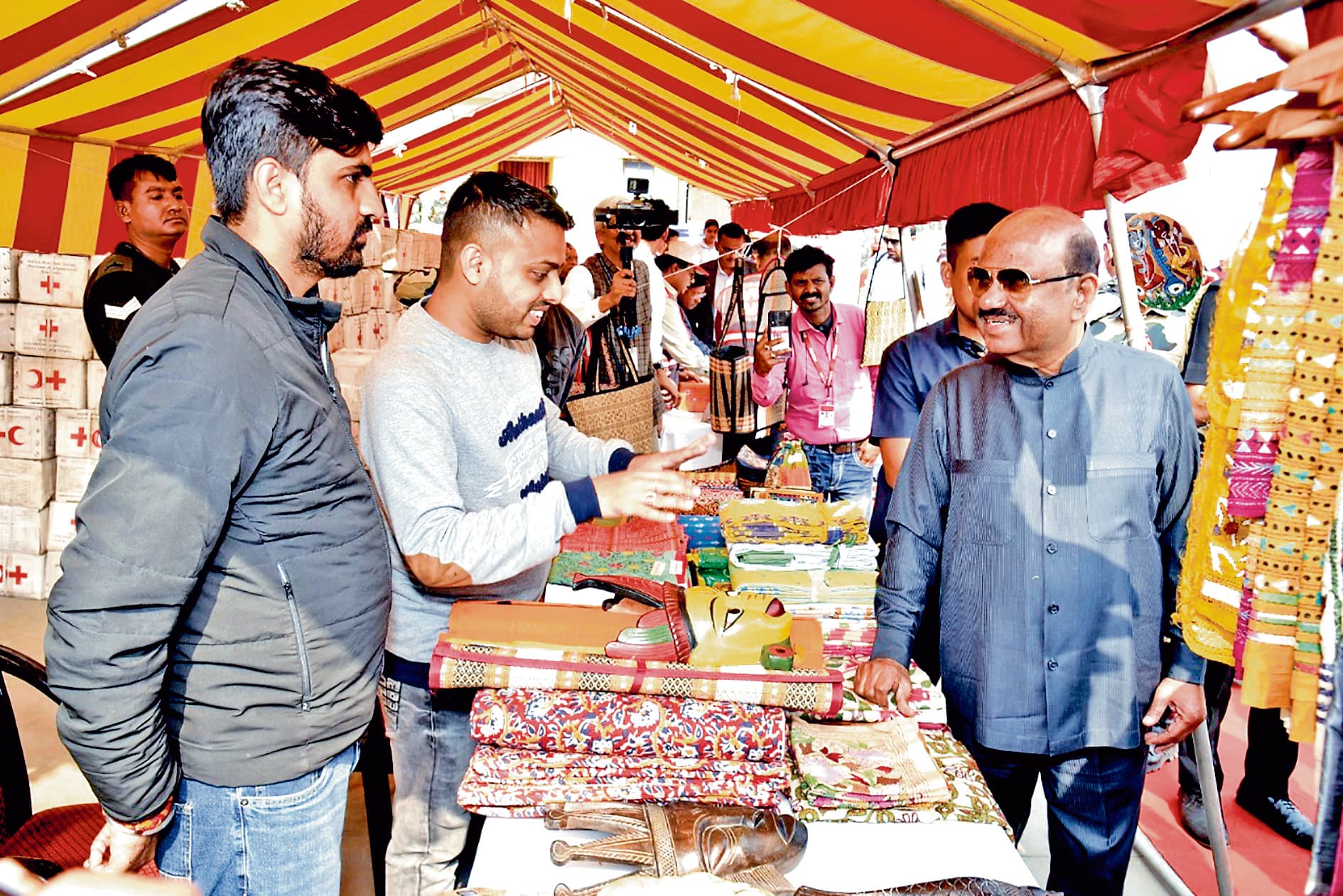 ग्रामीणों की समस्याओं से रूबरू     हुए राज्यपाल सीवी आनंद बोस