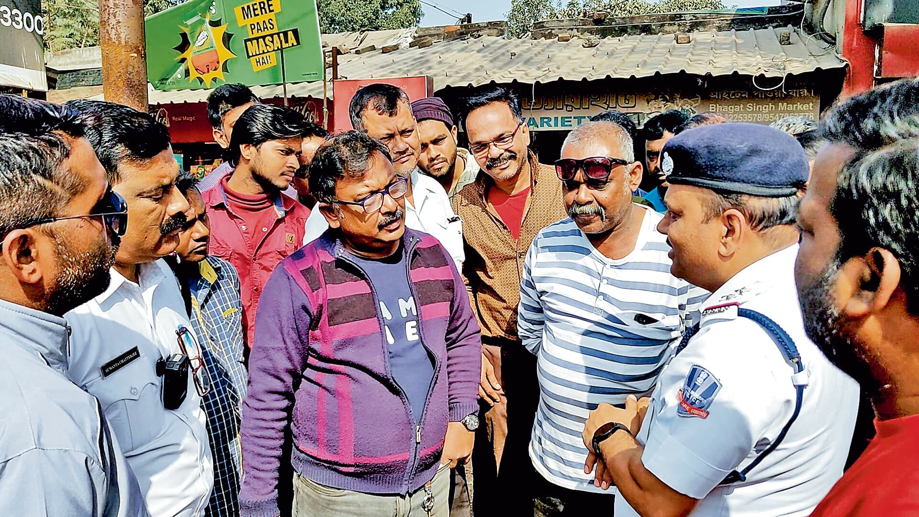 ट्रैफिक पुलिस की लगातार चेकिंग से परेशान लोगों ने किया हंगामा