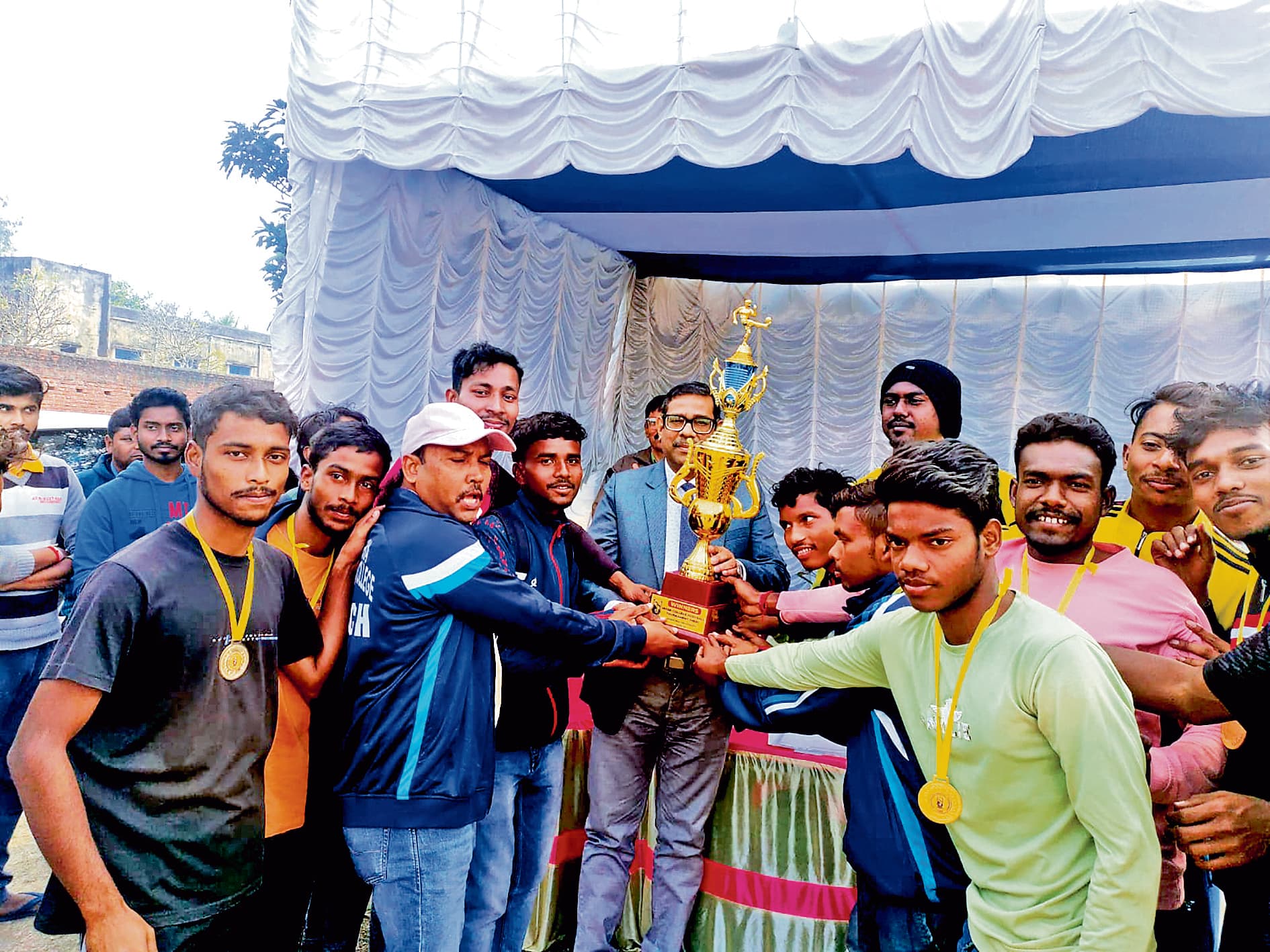 फुटबॉल टूर्नामेंट में पीआरएमएस कॉलेज की टीम बनी चैंपियन