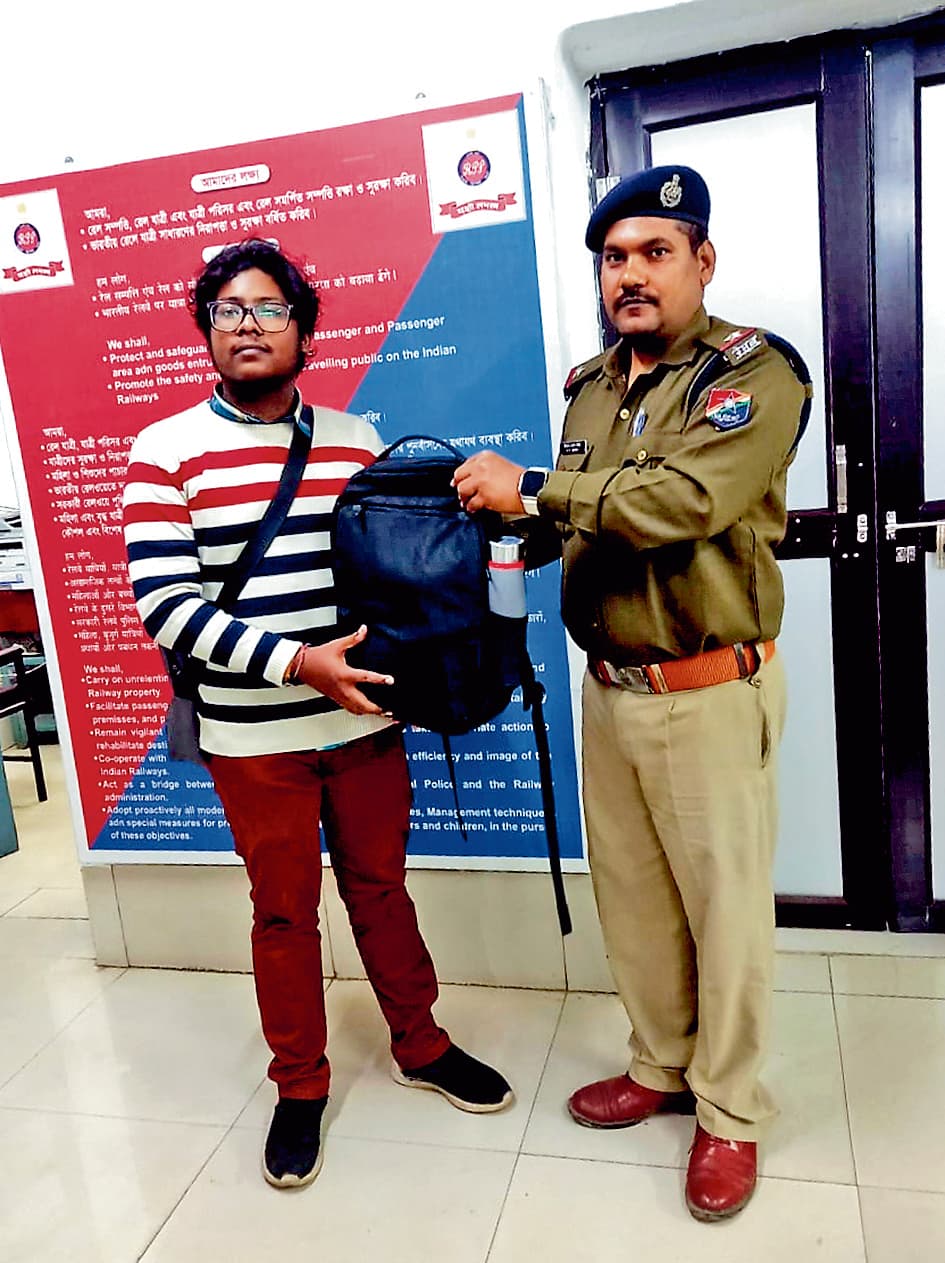 आरपीएफ ने लौटाया खोया लैपटॉप और मोबाइल