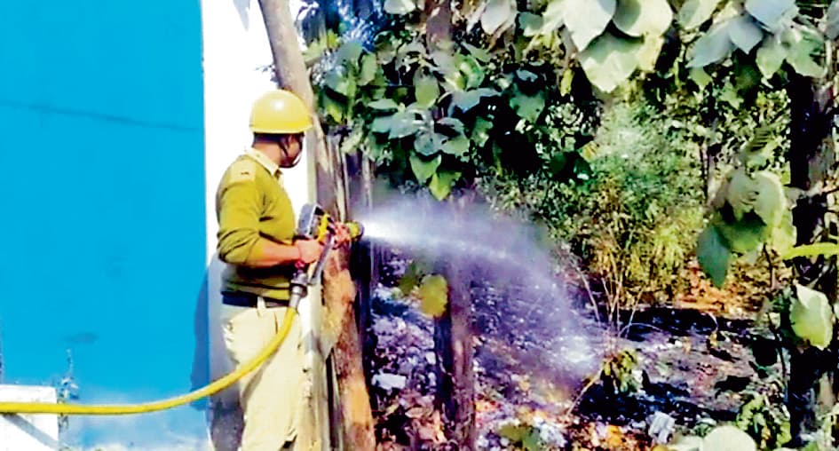दुर्गापुर : एसडीओ ऑफिस के बगल के जंगल में लगी आग