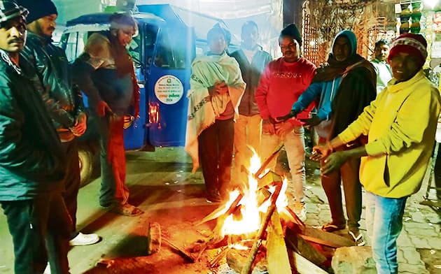 Gaya News : कोल्ड वेव ने बढ़ायी कनकनी, अलाव के लिए 6244 किलो से अधिक लकड़ी का वितरण