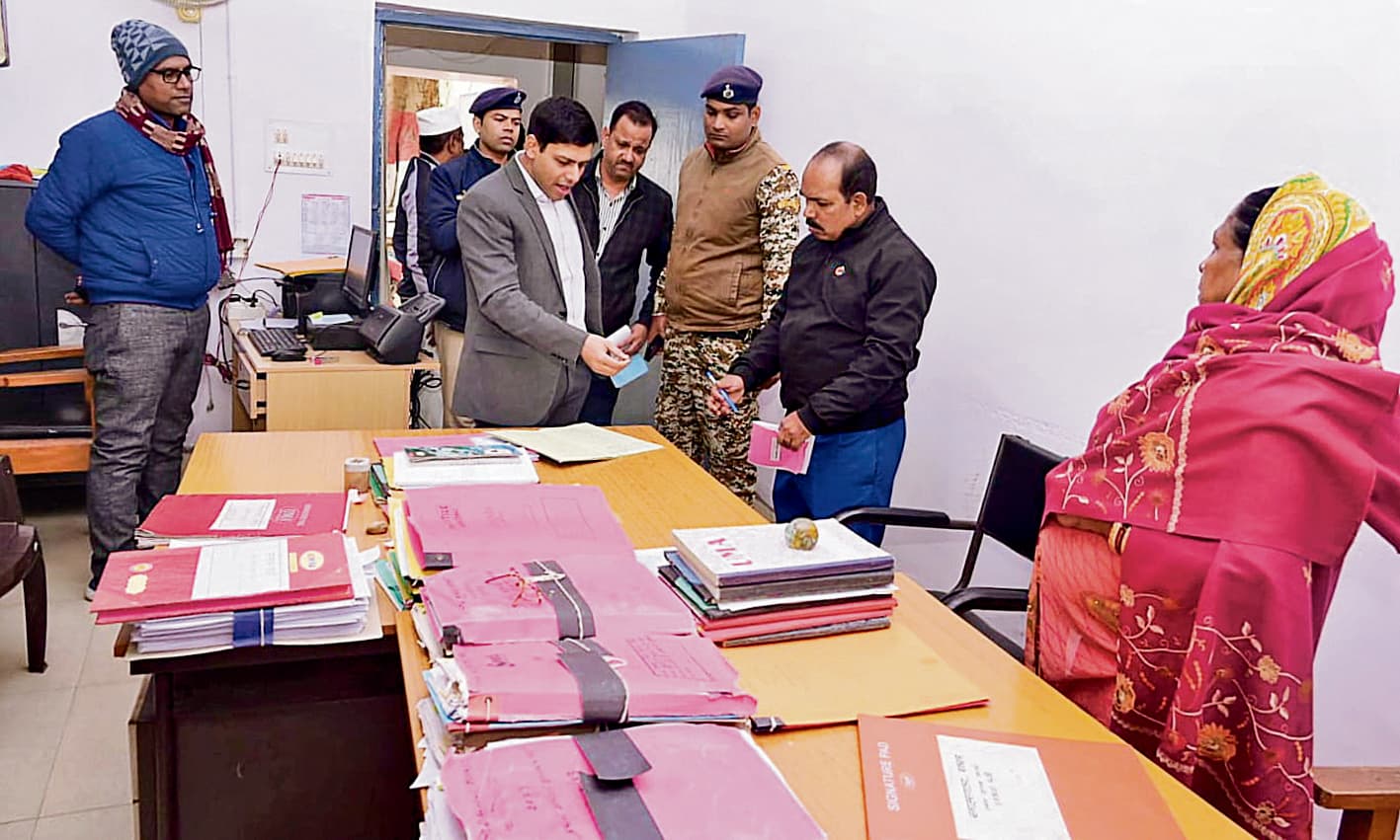 डीएम के औचक निरीक्षण के दौरान अनुपस्थित कर्मियों से जवाब तलब