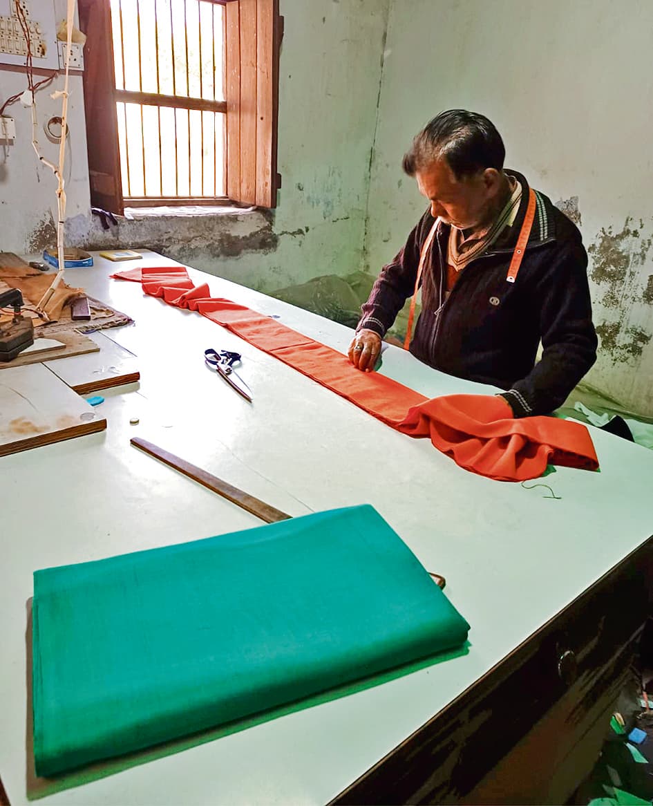 Gaya News : चार साइजों में खादी ग्रामोद्योग की दुकानों में उपलब्ध है तिरंगा