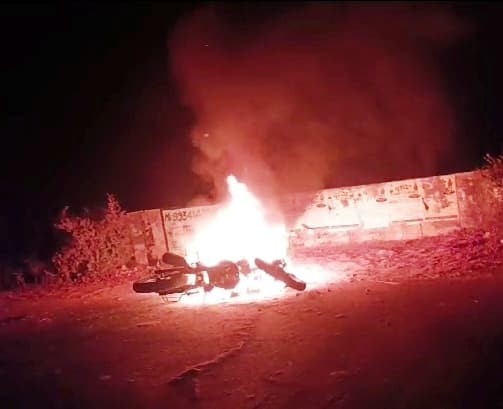 Aurangabad News : अचानक चलती बाइक में लगी आग