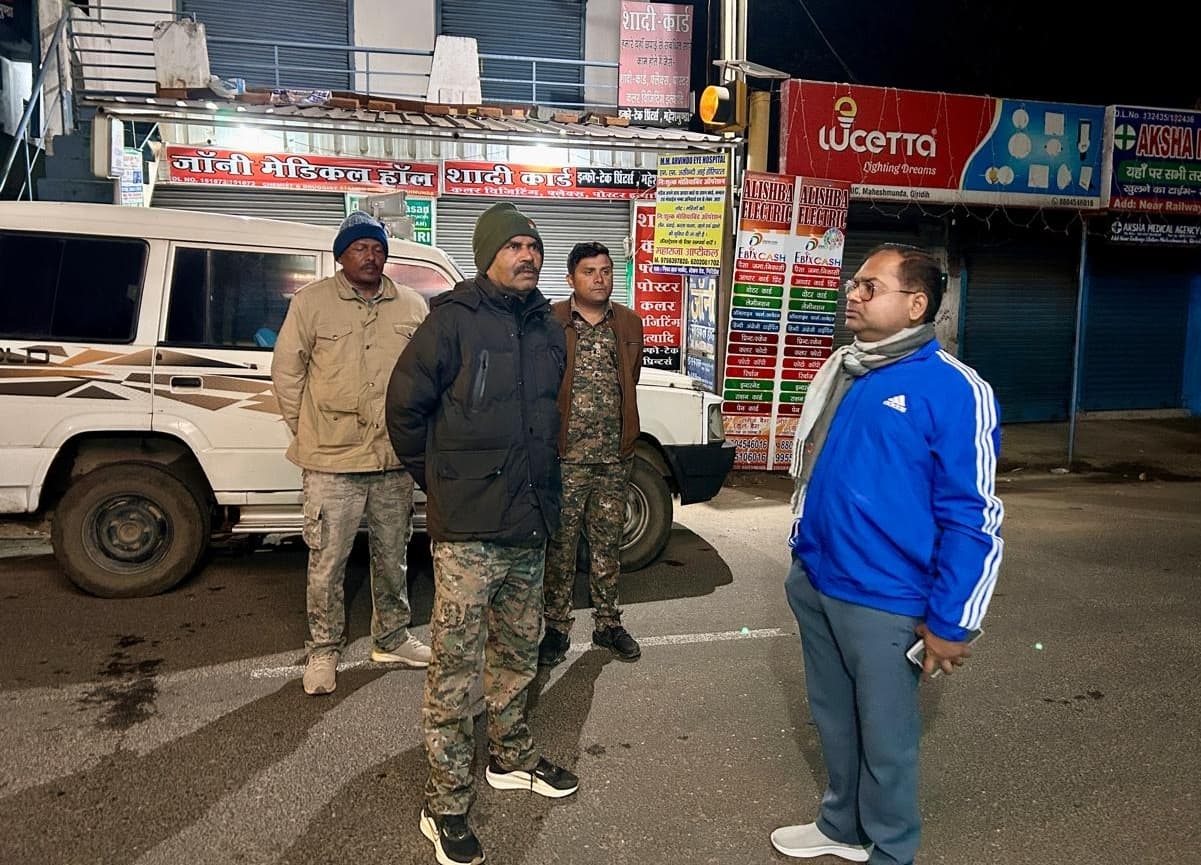 Giridih News: एसपी ने गांडेय, अहिल्यापुर व ताराटांड़ क्षेत्र में लिया नाईट पेट्रोलिंग का जायजा