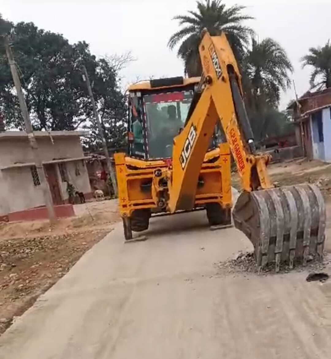 Giridih News: अधिकारियों की पहल से लुप्पी पथ से हटाया गया ब्रेकर