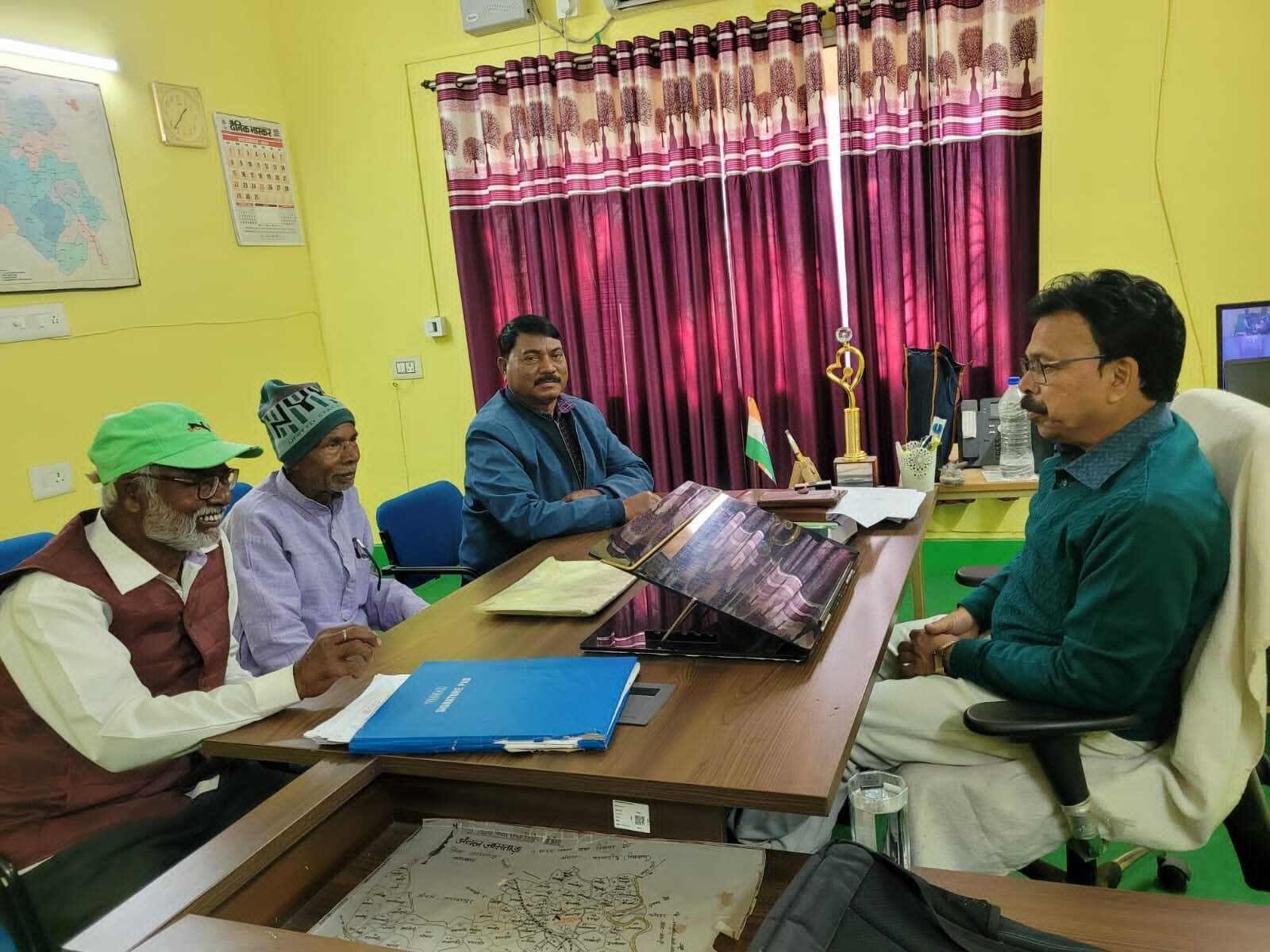 विस्थापितों की समस्याओं पर सीओ से की गयी चर्चा