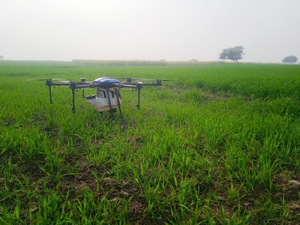 मोहिउद्दीननगर प्रखंड क्षेत्र में कृषि विभाग ने शुरू किया ड्रोन से छिड़काव