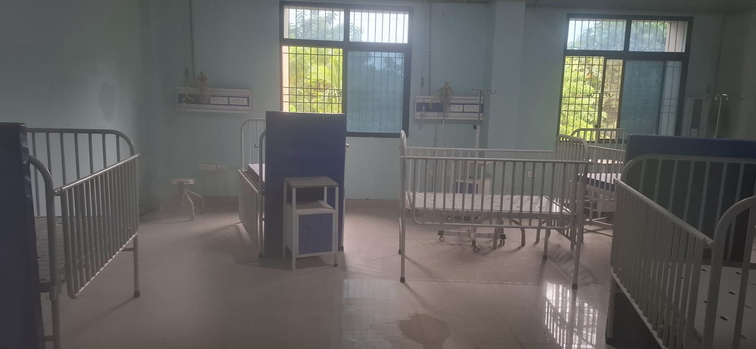 महीने में एक दिन खुलता है डेंटिस्ट डॉक्टर का चेंबर, शिशु वार्ड लटका है ताला, जंग खा रहा उपकरण