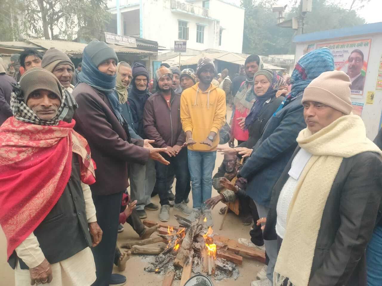 ठंड से गरीबों की बढ़ी परेशानी, चौक-चौराहे पर अलाव बना सहारा