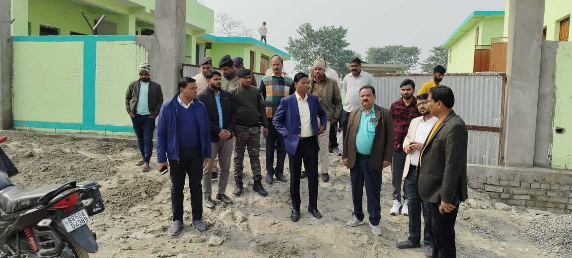 मुक्तिधाम का डीएम ने किया निरीक्षण