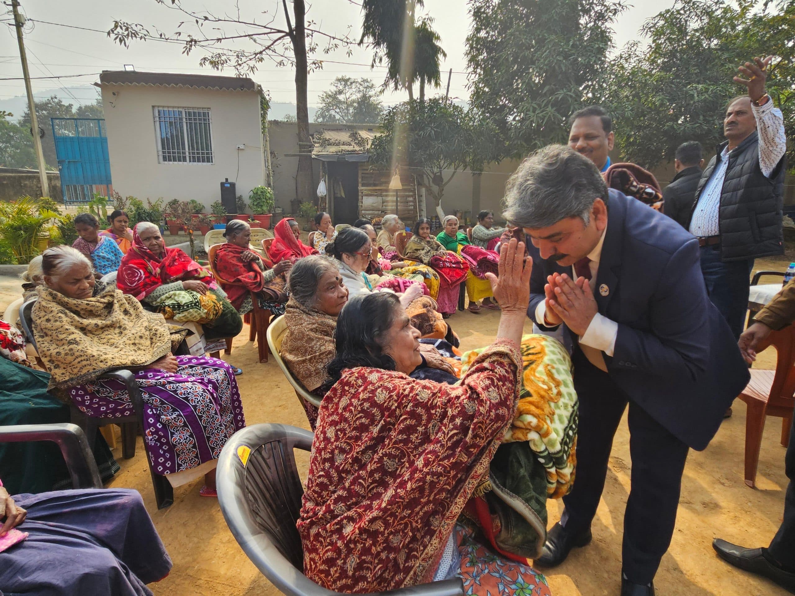 Jamshedpur news. मानगो के फुरिडा आश्रम में आरबीआइ के क्षेत्रीय निदेशक ने बुजुर्गों को बांटे कंबल