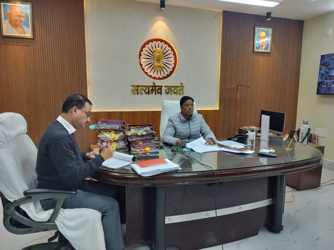 जिला स्तरीय राजस्व की हुई समीक्षा बैठक