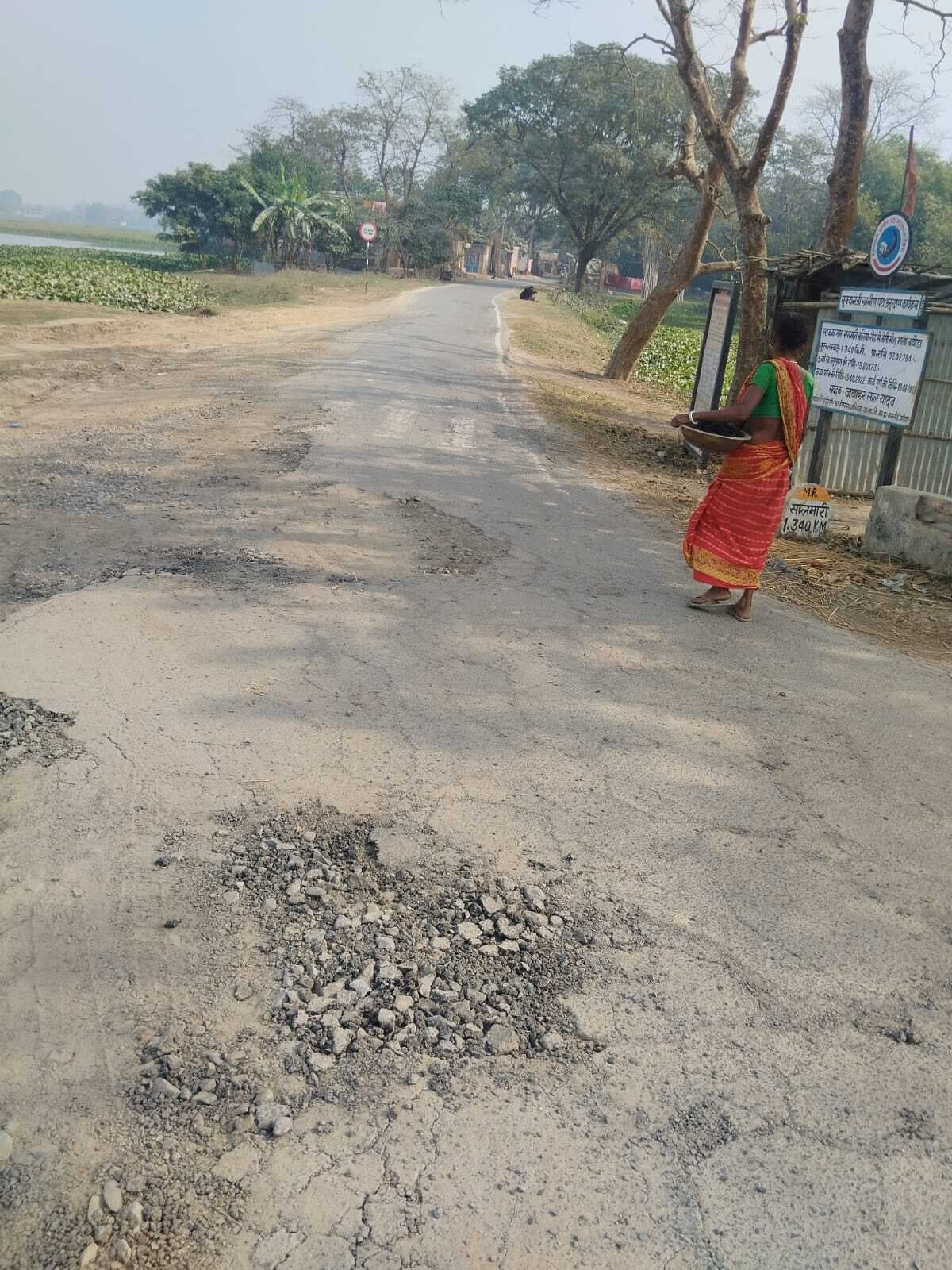 बठोरा सड़क बनने के दो साल में ही हुआ जर्जर, नहीं की जा रही मरम्मत