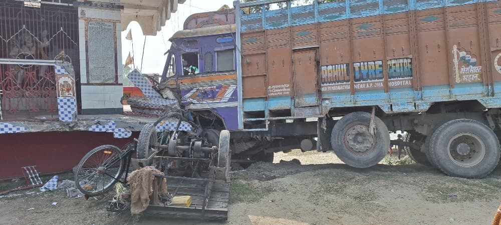 एनएच 31 पर गैस टैंकलॉरी- ट्रक में टक्कर, हनुमान मंदिर से जा टकराया ट्रक