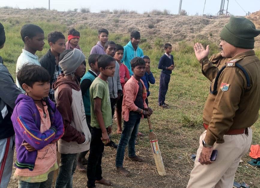 ग्रामीणों व बच्चों को रेल संपत्ति को नुकसान नहीं करने को लेकर किया जागरूक