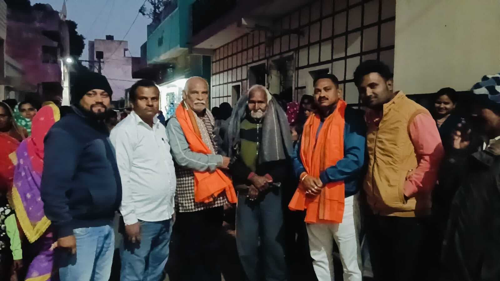 Jamshedpur News : सोनारी में भाजपा ने बांटे सांसद से मिले 100 कंबल