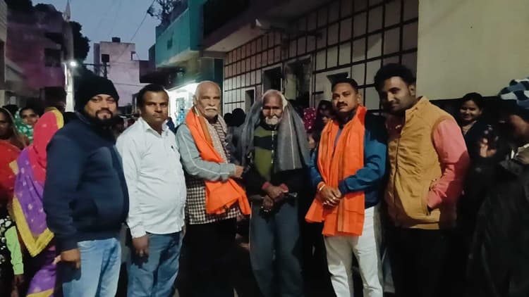 Jamshedpur News : सोनारी में भाजपा ने बांटे सांसद से मिले 100 कंबल