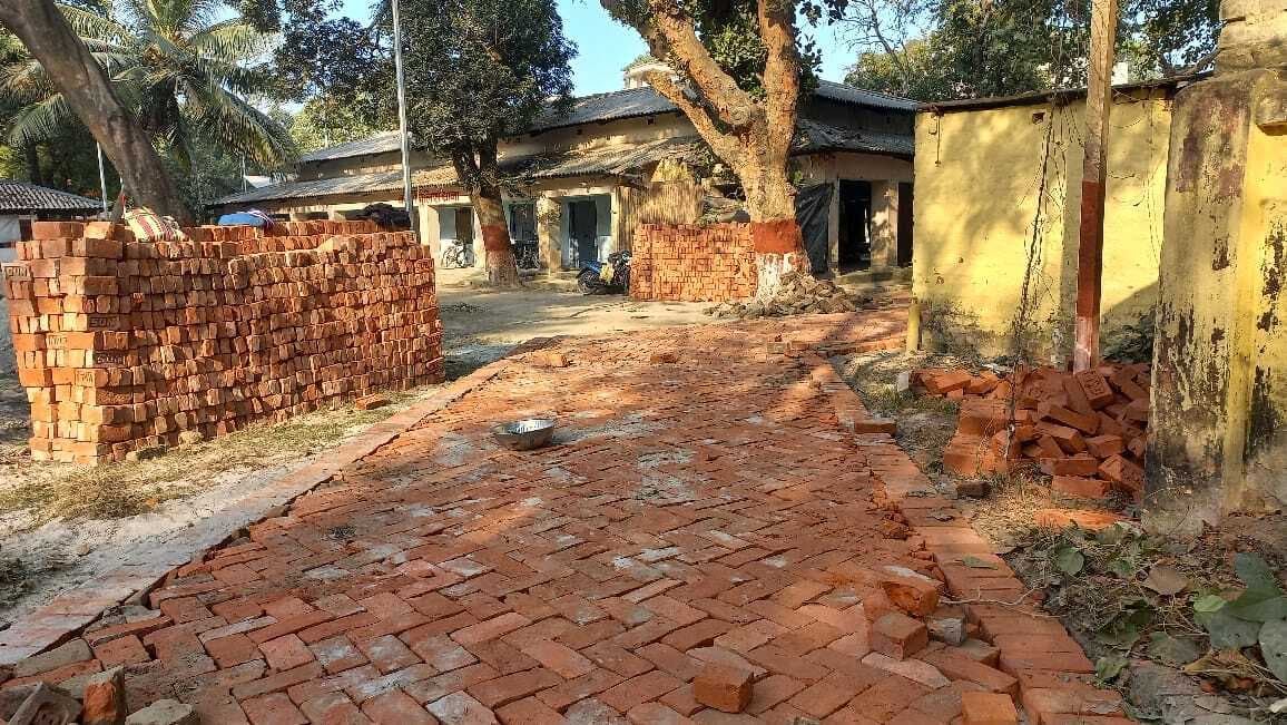 बरारी थाना में सड़क निर्माण कार्य में घटिया ईट लगाने का जदयू नेता जताया विरोध