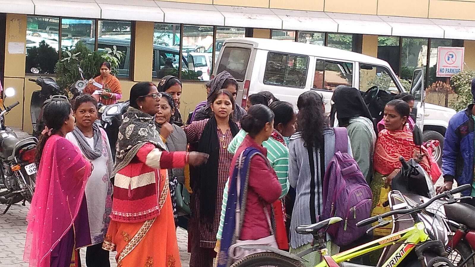 Jamshedpur news. चार महीने बाद भी नहीं मिली मंईयां सम्मान राशि, समाज कल्याण विभाग की पदाधिकारी से मिलीं महिलाएं