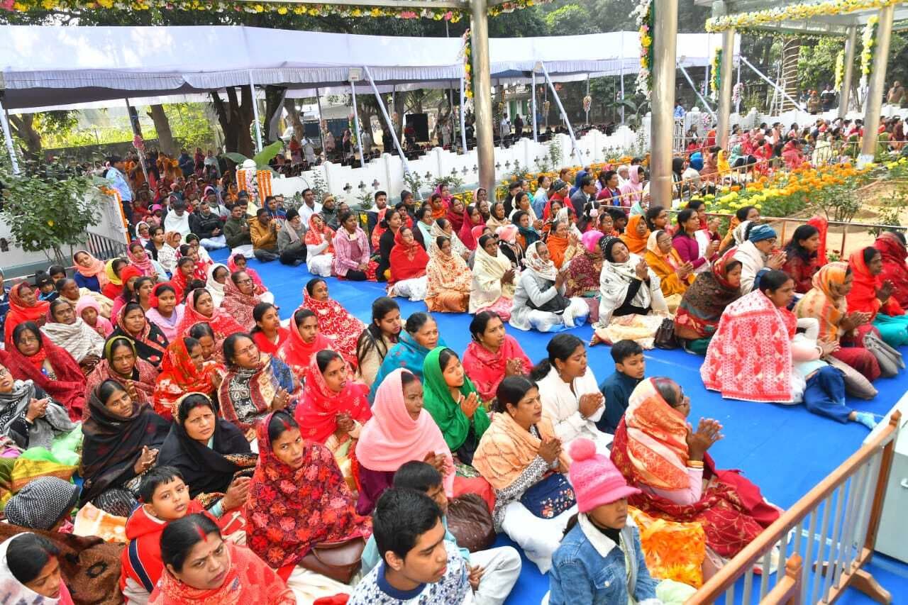 Deoghar News : श्रीश्री ठाकुर व बड़ मां की हुई पूजा, 50,000 अनुयायियों का समागम