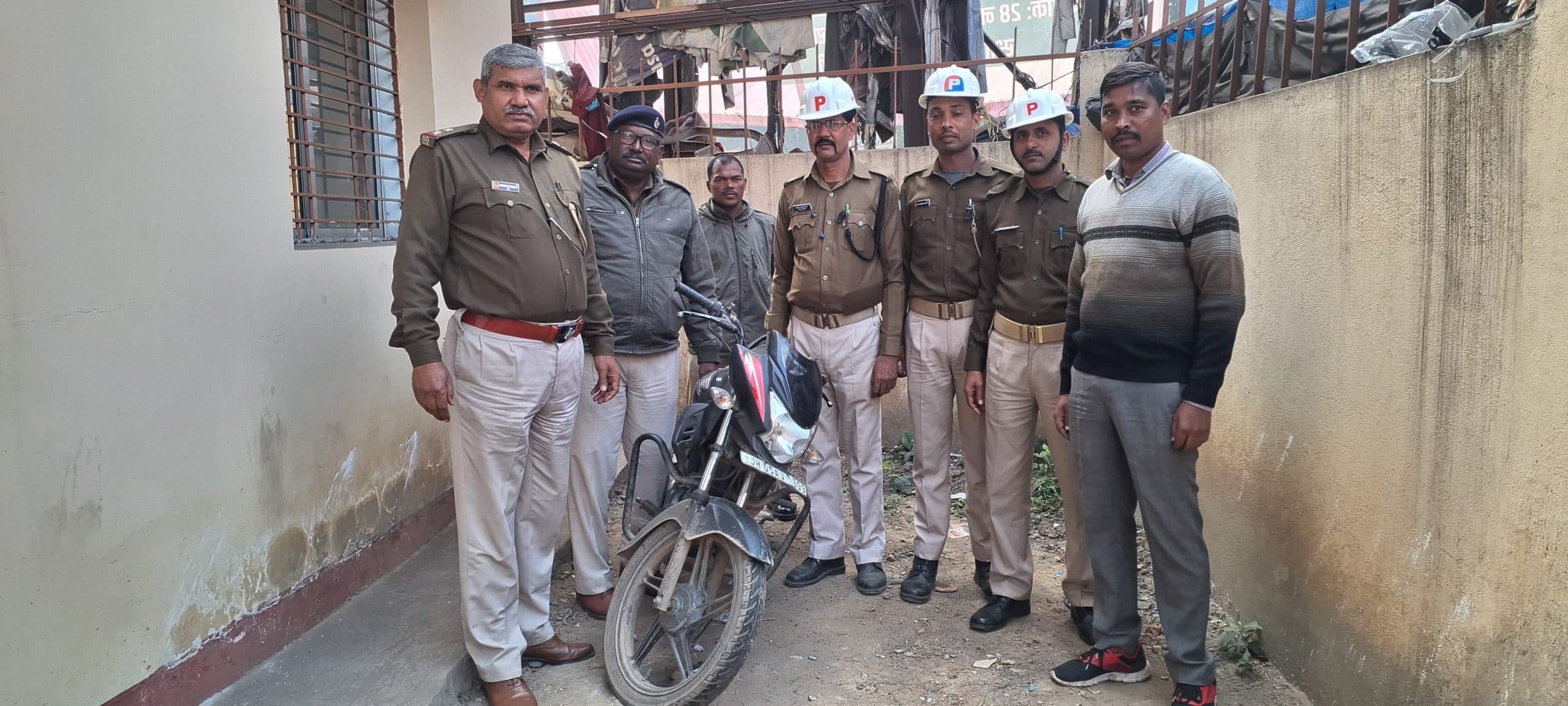 Jamshedpur News : साकची में स्कूटी की नंबर प्लेट लगा चोरी की बाइक चला रहा था युवक, पकड़ाया तो ऐसे बहाना बनाकर भागा