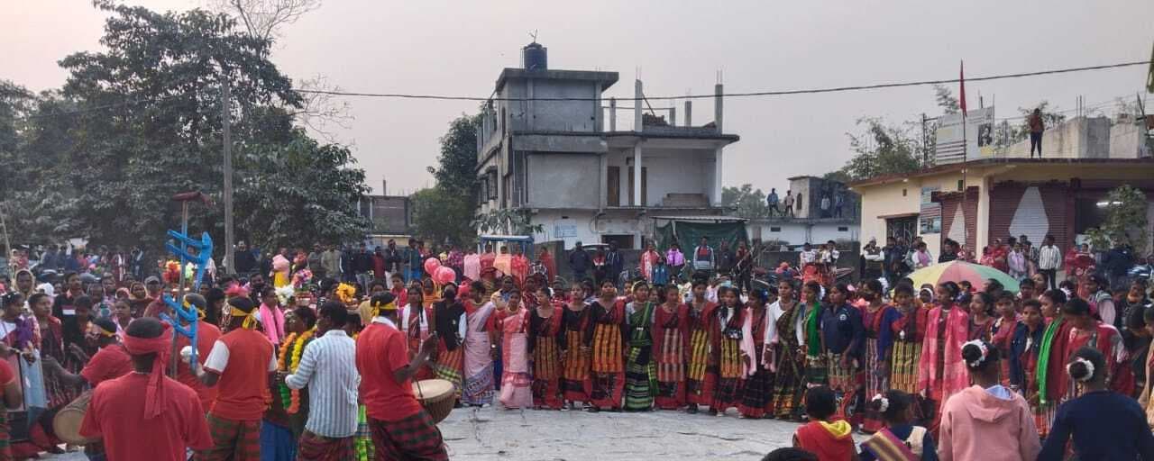 आदिवासियों के महत्वपूर्ण पर्व सोहराय का हुआ शुभारंभ, बड़ी संख्या में आदिवासी समुदाय के लोग ले रहे भाग