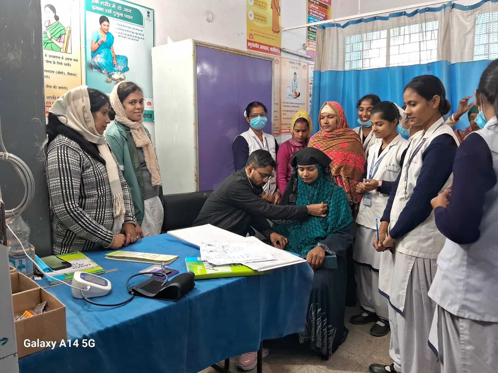 स्वास्थ्य शिविर में महिलाओं की जांच