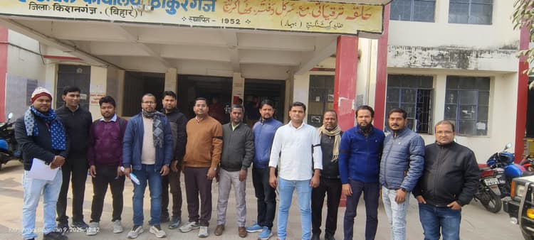 राजस्व कर्मचारियों ने प्रखंड मुख्यालय में किया धरना प्रदर्शन, सुरक्षा दिये जाने मांग