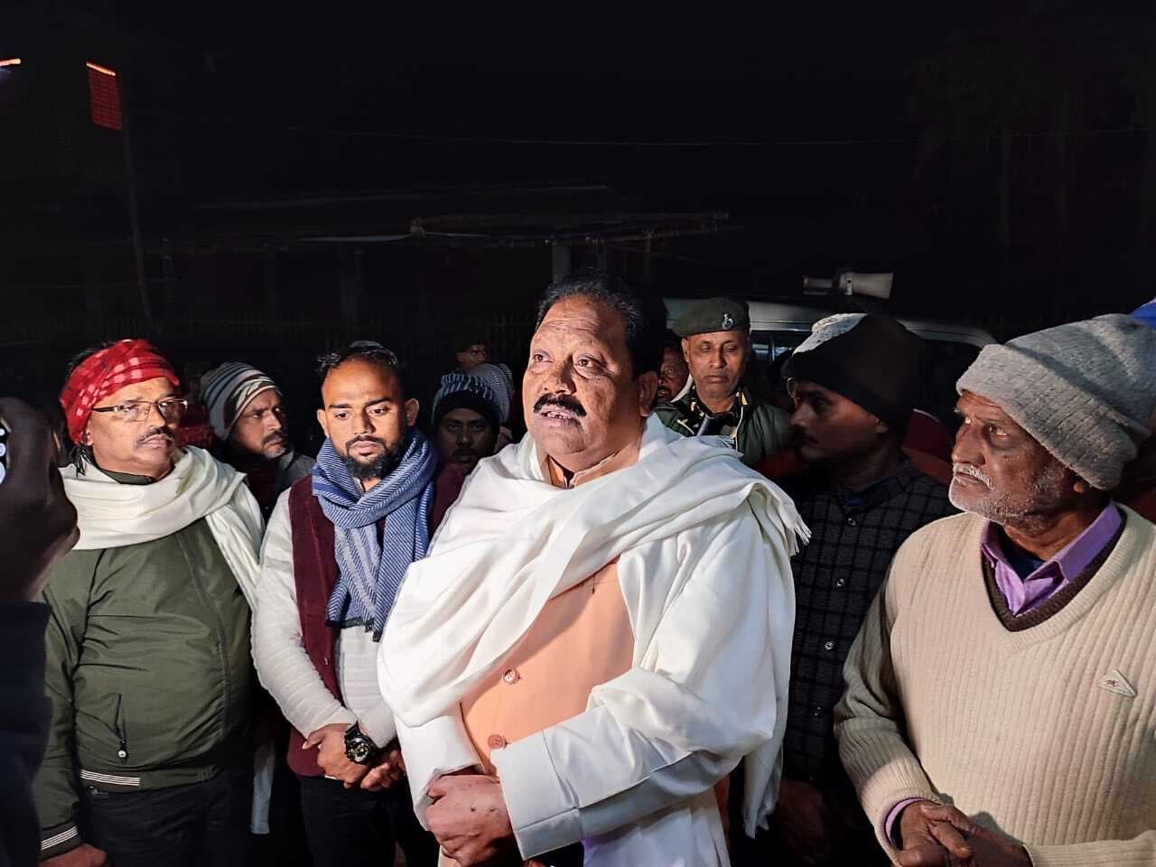 बलचंदा में डकैती कांड के पीड़ित से मिले सांसद