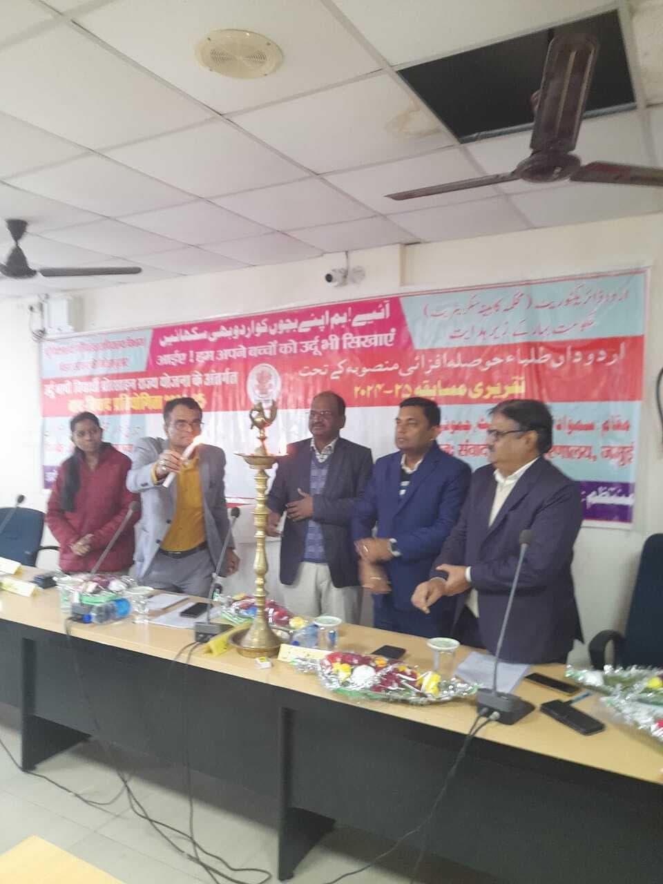 वाद-विवाद प्रतियोगिता में 100 छात्रों ने लिया भाग