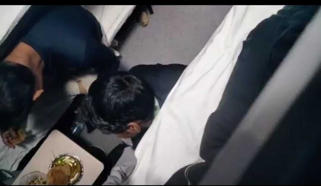 चलती ट्रेन में शराब पार्टी, पर शराबी नहीं मिले