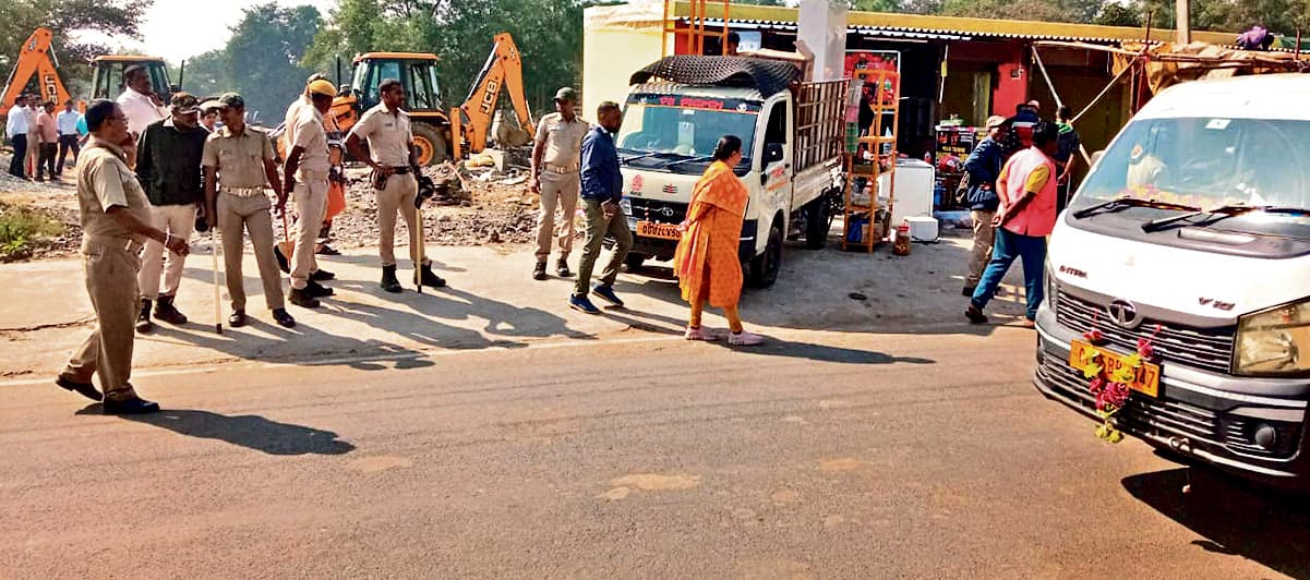 Rourkela News: लाठीकटा में सरकारी जमीन पर बनी 20 दुकानों व मकान को किया जमींदोज