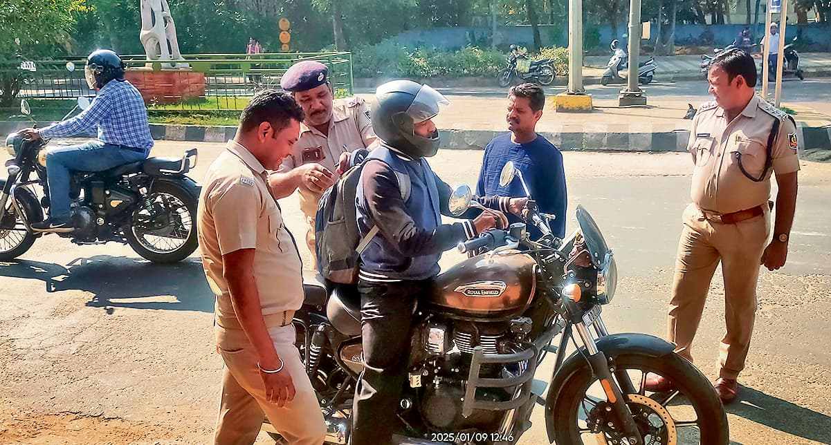 Rourkela News: सेवानिवृत्त कांस्टेबल से दिनदहाड़े पांच लाख रुपये की लूट, बाइक सवार बदमाश बैग छीन हुए फरार