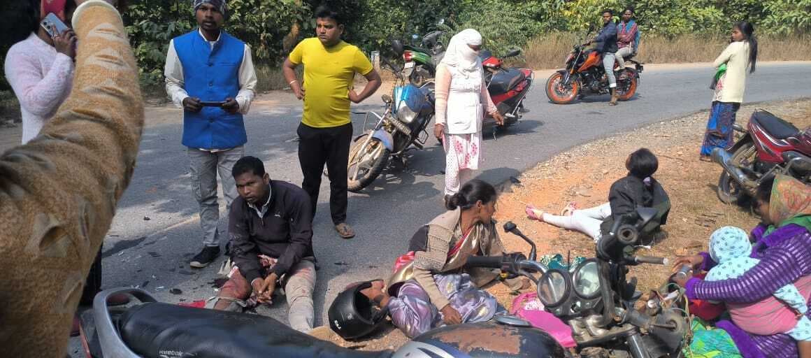 Chaibasa News : पिकअप वैन और बाइक में सीधी भिड़ंत, तीन घायल