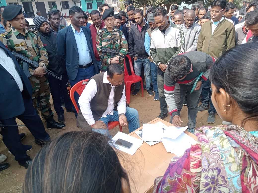 Chaibasa News : मंत्री दीपक से मिले केयू के आउटसोर्स कर्मी, पांच माह के बकाया मानदेय भुगतान की गुहार