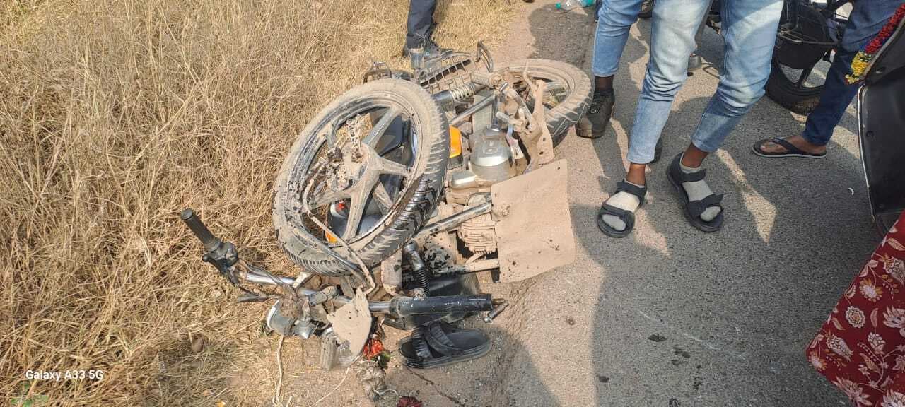 seraikela News : सरायकेला में बाइक से स्टंट कर रहे युवकों ने दूसरी बाइक में मारी टक्कर, बच्ची समेत पांच घायल