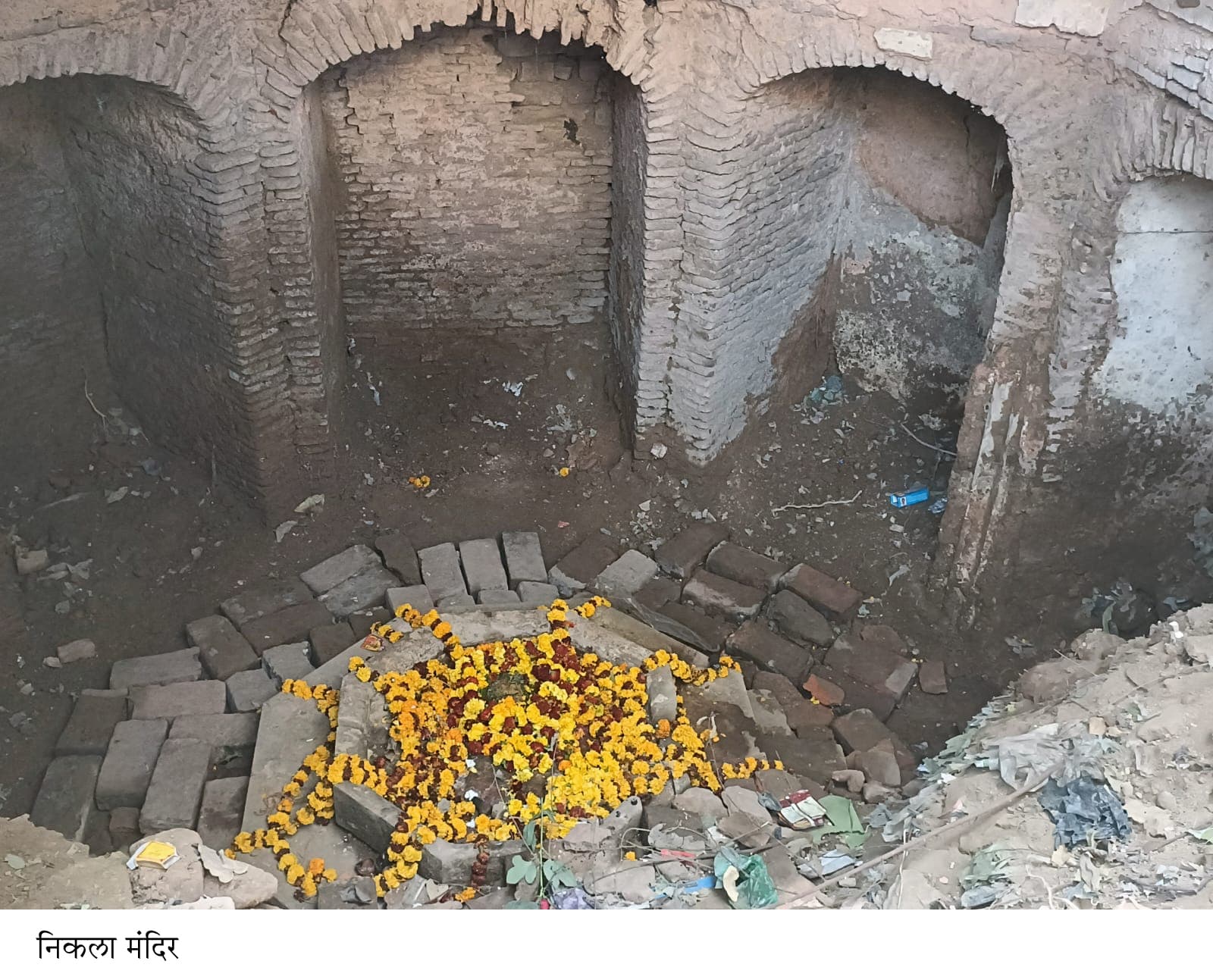 आलमगंज में साफ-सफाई के दौरान एक और शिवलिंग मिला