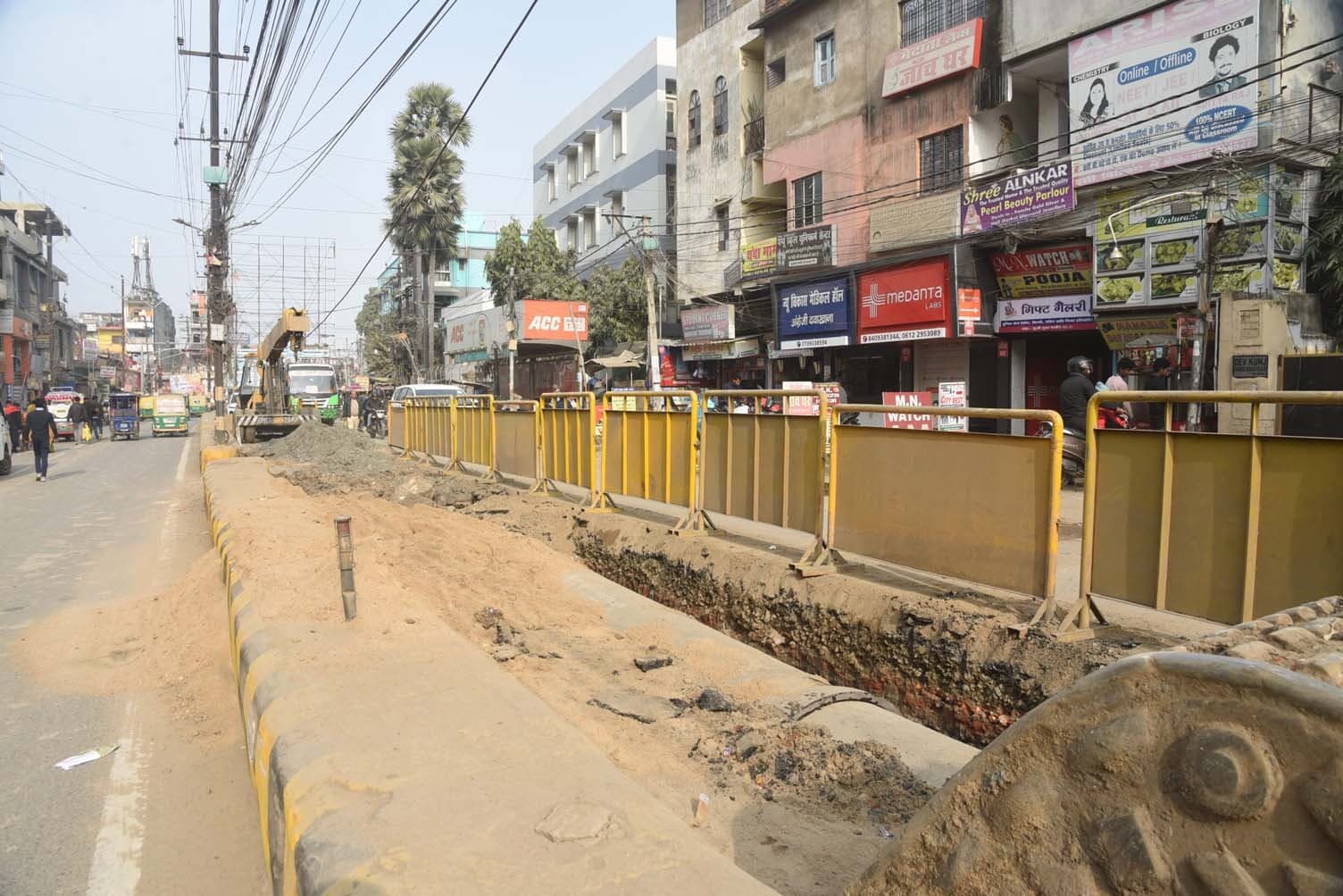 कुर्जी मोड़ पर खोद दी सड़क