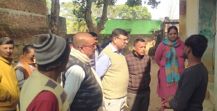 Giridih News: छात्रावास में अवैध रूप से रह रहे युवाओं की संदिग्ध गतिविधि पर ग्रामीण उद्वेलित