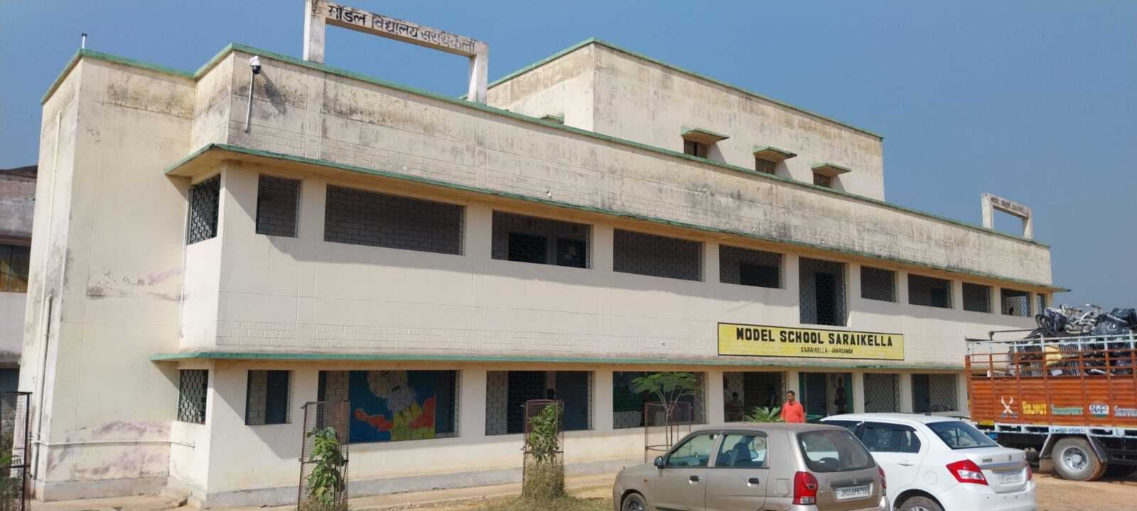 seraikela News : मॉडल स्कूल में तीन शिक्षकों के भरोसे छठी से 12वीं तक की पढ़ाई