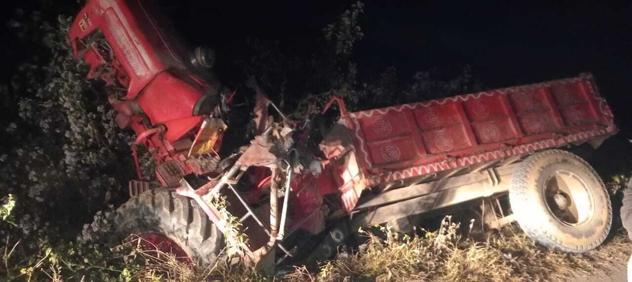 seraikela News : चौका में बालू लदा ट्रैक्टर पलटा, दबने से चालक की मौत