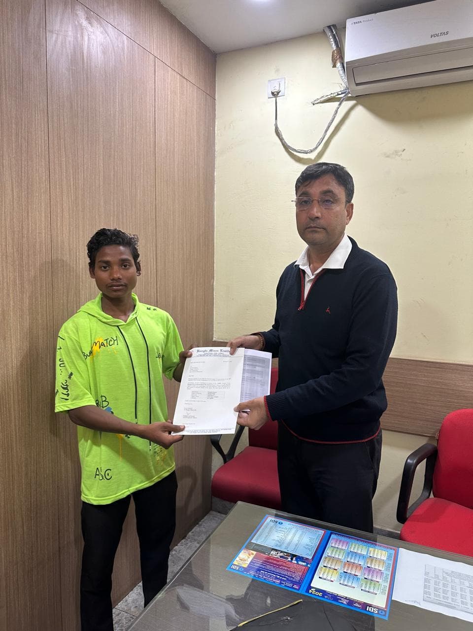 seraikela News : प्रभात खबर इम्पैक्ट : एथलीट नारा की मदद को आगे आयी रुंगटा स्टील