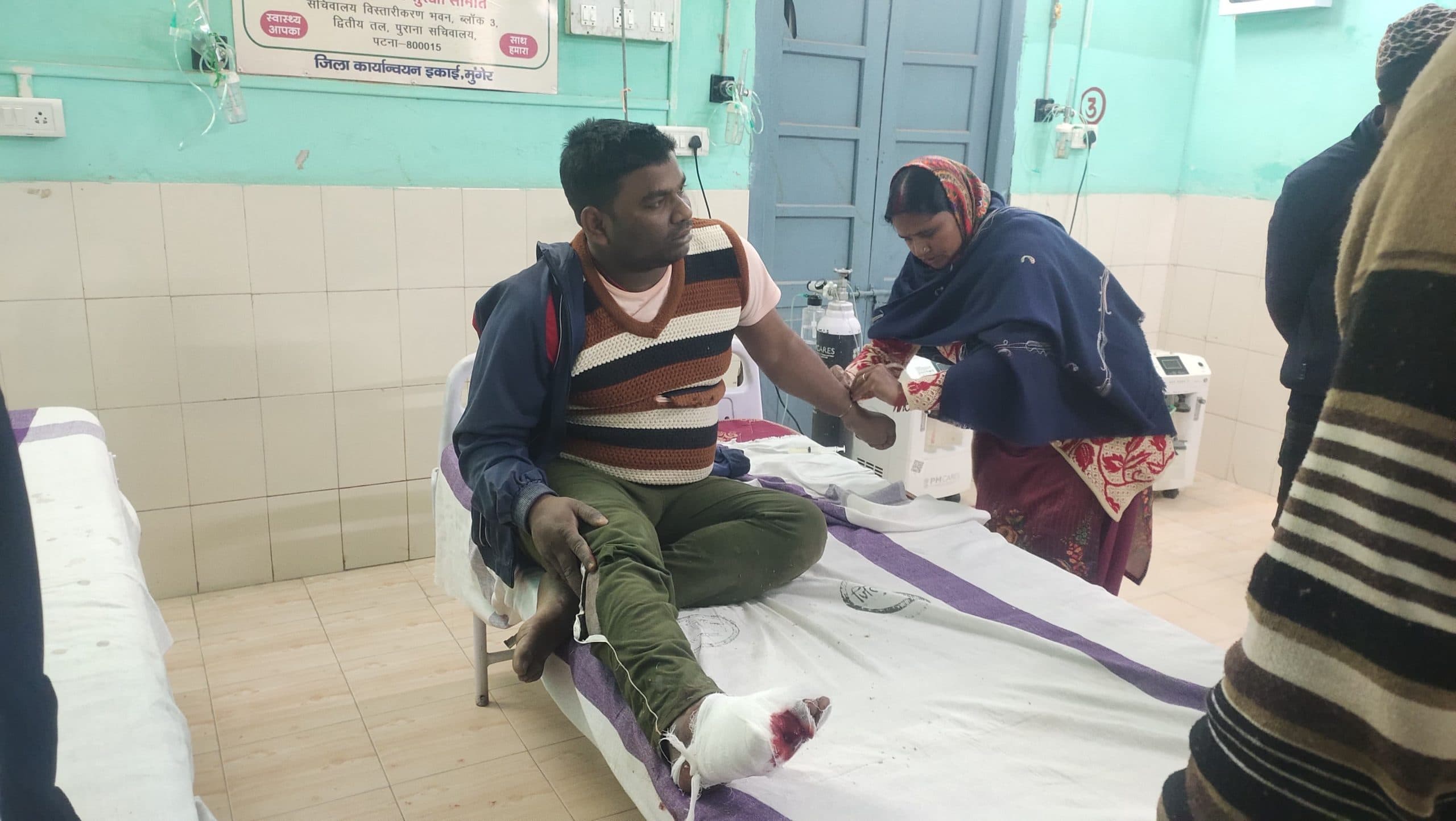 बाइक की टक्कर में पांच जख्मी, दो रेफर